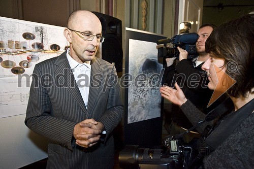 Jože Dežman, direktor Muzeja novejše zgodovine Slovenije med novinarji