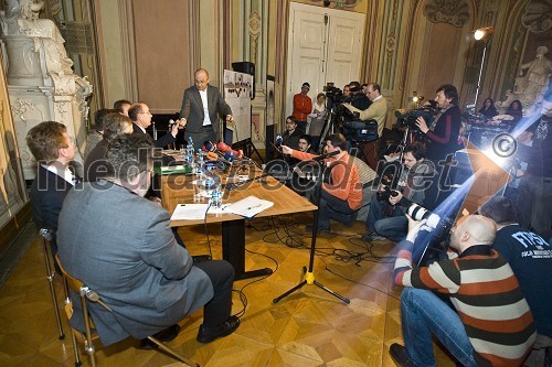 Gorazd Hafner, Rudnik Trbovlje-Hrastnik, Pavel Jamnik, vodja policijske akcije sprava, prof. dr. Jože Balažic, predstojnik Inštituta za sodno medicino, prof. dr. Mitja Ferenc, vodja topografske raziskave, Marko Štrovs, vodja sektorja za vojna grobišča pri Ministrstvu za delo, družino, socialne zadeve in Mehmedalija Alić, Rudnik Trbovlje-Hrastnik in Jože Dežman, direktor Muzeja novejše zgodovine Slovenije med novinarji