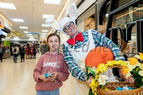 Velikonočni zajček razveselil otroke v Citycentru Celju
