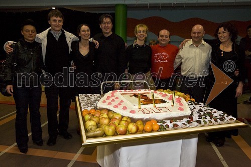 Gabriela Bohar, lastnica Cvetličarne Gabriela, Peter Srpčič, režiser predstave, Alenka Tetičkovič, igralka, ..., Simona in Boštjan Novak, lastnika gostilne Pr' Novak (med njima natakar) in Anita Ogulin, Zveza prijateljev mladine Ljubljana