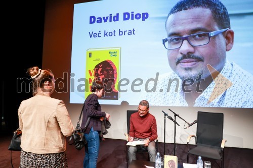 Pogovor z Davidom Diopom, mednarodnim Bookerjevim nagrajencem, o knjigi Več kot brat