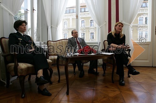 Maša Bertok Duh, višja vojaška uslužbenka, pomočnica za protokol in slovesnosti v Orkestru Slovenske vojske, Franc Račel, predsednik MoPZ Slava Klavora, in Karmina Šilec, zborovodkinja