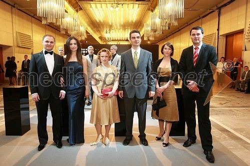 Matej Raščan, direktor in lastnik podjetja Rašica Point d.o.o. in podjetja Delo revije, d.d., njegova zaročenka Marija Pandrc, izvršna direktorica Rašice, Danilo Tomšič, direktor področja prodaja in marketing v podjetju Mobitel in soproga Andreja Šuštaršič Tomšič, Barbara Podlogar, vodja svetovalcev za ključne stranke, Mobitel d.d. in Sebastjan Vagaja, direktor prodaje, Mobitel d.d.