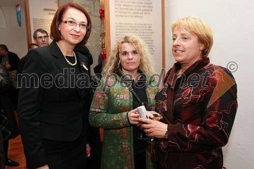 Mirjana Koren, direktorica Pokrajinskega muzeja Maribor, Jasmina Vidmar, mestna svetnica MOM, in Cveta Zalokar Oražem, vodja poslanske skupine Zares