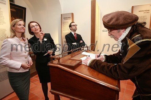 Katarina Kresal, ministrica za notranje zadeve, Mirjana Koren, direktorica Pokrajinskega muzeja Maribor, Matija Sevšek, svetovalec na Ministrstvu za notranje zadeve, in Bojan Nedok, Pokrajinskega muzeja Maribor, kaligraf