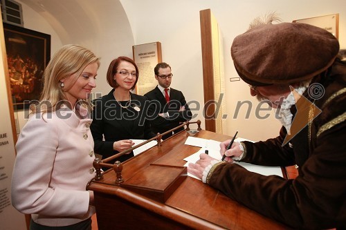 Katarina Kresal, ministrica za notranje zadeve, Mirjana Koren, direktorica Pokrajinskega muzeja Maribor, Matija Sevšek, svetovalec na Ministrstvu za notranje zadeve, in Bojan Nedok, Pokrajinskega muzeja Maribor, kaligraf