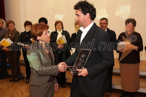 Zdenka Lešnik, gostilna in motel Pri Lešniku, dobitnica nagrade Kristalna vrtnica 2008, in Rok Peče, mariborski podžupan