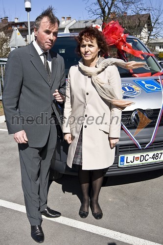 Dr. Igor Bartenjev, dermatovenerolog in predsednik Lions kluba Ljubljana in mag. Valerija Bužan, direktorica CUDV Draga