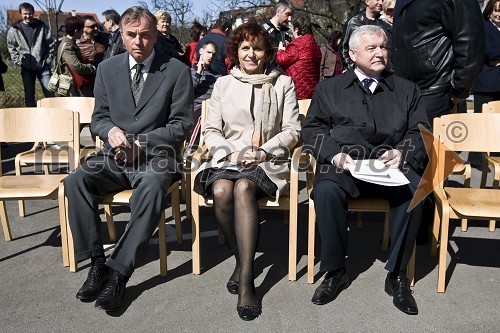 Dr. Igor Bartenjev, dermatovenerolog in predsednik Lions kluba Ljubljana, mag. Valerija Bužan, direktorica CUDV Draga in dr. Boris Žnidarič, guverner Združenja slovenskih Lions klubov