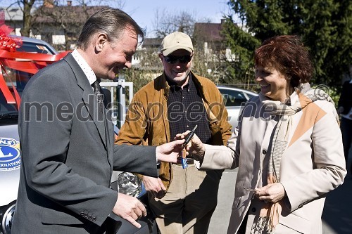 Dr. Igor Bartenjev, dermatovenerolog in predsednik Lions kluba Ljubljana, Joco Žnidaršič, fotoreporter in urednik fotografije dnevnika Delo in mag. Valerija Bužan, direktorica CUDV Draga