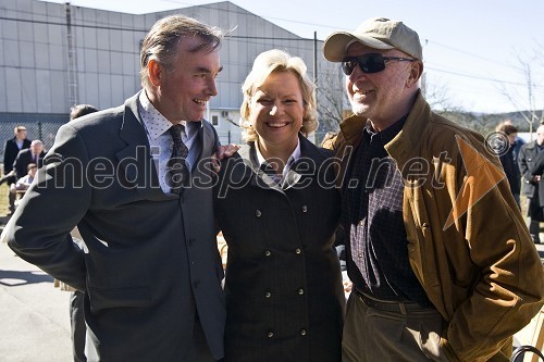 Dr. Igor Bartenjev, dermatovenerolog in predsednik Lions kluba Ljubljana, Sabrina Pečelin, vodja službe za odnose z javnostmi pri Porsche Slovenija d.o.o. in Joco Žnidaršič, fotoreporter in urednik fotografije dnevnika Delo