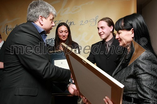 Andrej Verlič, podžupan Maribora, Niki Žveglič, študent Višje strokovne šole za gostinstvo in turizem v Mariboru ter nominiranec za Ambasadorja gostoljubja 2008, in mag. Helena Cvikl, direktorica Višje strokovne šole za gostinstvo in turizem v Mariboru