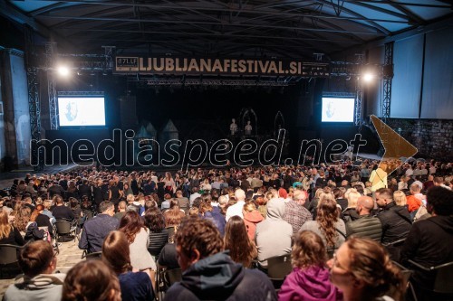 Kultni muzikal Lepotica in zver na 71. Ljubljana Festivalu prekinjen zaradi dežja