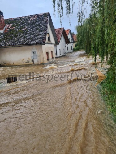 Razmere po nočnem deževju v Kranju