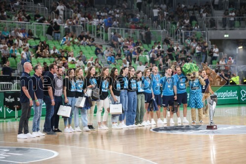 Ženska košarkašna reprezentanca deklet do 20 let z ekipo