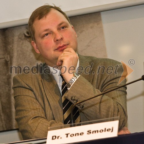 Doc. dr. Tone Smolej, Oddelek za primerjalno književnost in literarno teorijo Filozofske fakultete Univerze v Ljubljani