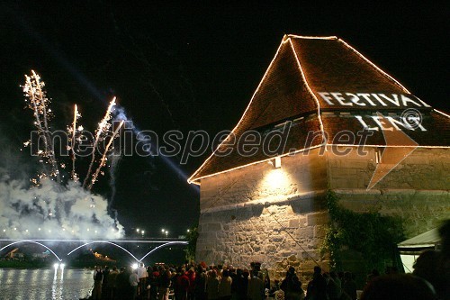 Slavnostni ognjemet iz Starega mostu na Dravi ob zaključku folklornega festivala Folkart