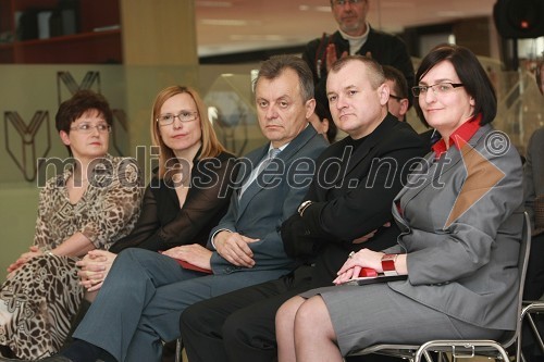 Mag. Polona Pivec, odg. urednica TV Maribor, Cvetka Žirovnik, pomočnica generalnega direktorja RTV Slovenija za organizacijo, kadre in izobraževanje, Anton Guzej, generalni direktor RTV Slovenija, Franc Kangler, župan Maribora, in Vlasta Stavbar, direktorica Univerzitetne knjižnice Maribor