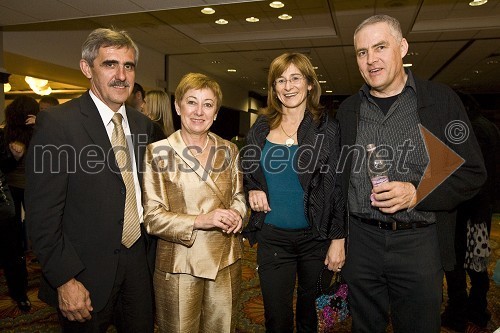 Milena Štular, dobitnica nagrade Oglaševalska osebnost leta s soprogom, Janja Božič Marolt, predsednica uprave Mediana in ...