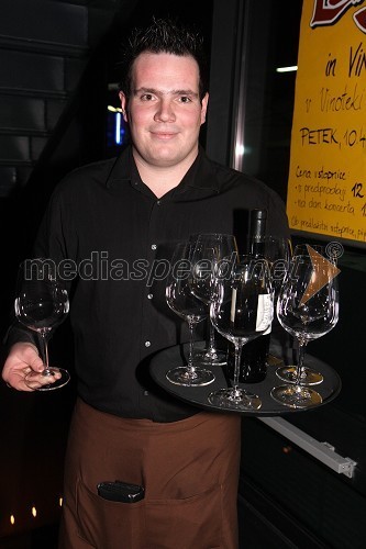 Drejc Pečečnik, barman in natakar v Restavraciji in Kavarni Rožmarin