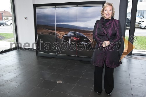 Sabrina Pečelin, vodja službe za stike z javnostmi Porsche Slovenije