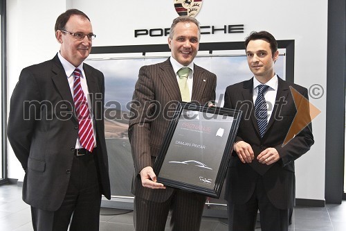 Frenk Tavčar, direktor group sales pri Porsche Slovenija, Damjan Pintar, direktor podjetja Unitur in Danilo Ferjančič, direktor Porsche Slovenija d.o.o.