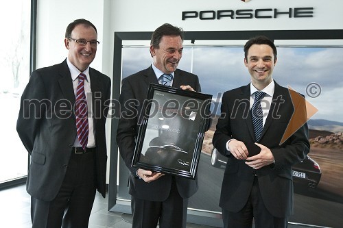 Frenk Tavčar, direktor group sales pri Porsche Slovenija, Gojko Kavčič, predsednik uprave pozavarovalnice Triglav in Danilo Ferjančič, direktor Porsche Slovenija d.o.o.