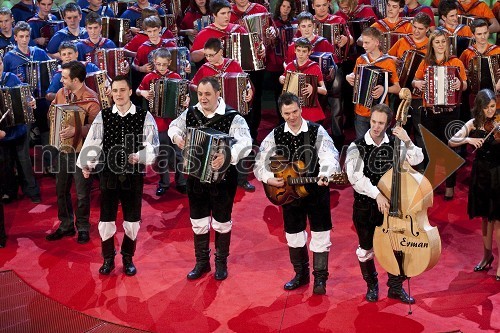 Ansambel Modrijani z godalnim kvartetom in mladimi harmonikarji