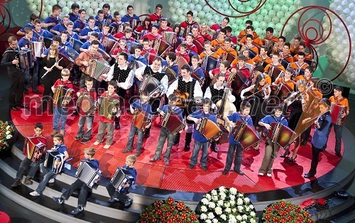 Ansambel Modrijani z godalnim kvartetom in mladimi harmonikarji