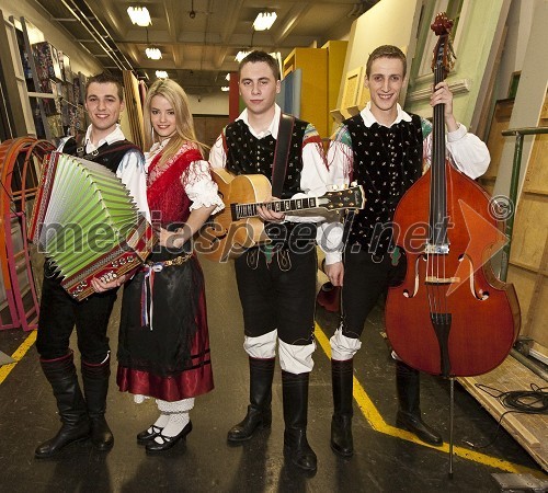 Ansambel Roka Žlindre (Rok Žlindra, Barbara Ogrinc, Nejc Drobnič in Rok Modic), izvajalci Slovenskega valčka 2009 in zmagovalci festivala Slovenska polka in valček 2009