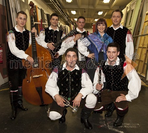 Ansambel Sicer (Aljaž Lukan, Jože Krinc, Simon Cerar, Darko Kobovc, Katarina Galič, Gašper Skok in Primož Stele)