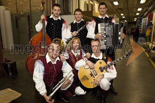 Tapravih 6, zmagovalci Slovenske polke in valčka 2008 (Marko Lenart, Andrej Hudobreznik, Jasmina Mandl, Dušan Štriker, Tomo Slatinek in Jože Mandl)