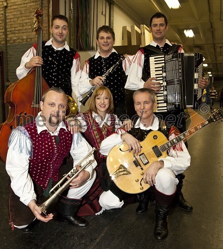 Tapravih 6, zmagovalci Slovenske polke in valčka 2008 (Marko Lenart, Andrej Hudobreznik, Jasmina Mandl, Dušan Štriker, Tomo Slatinek in Jože Mandl)