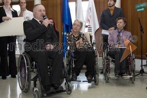 Dane Kastelic, predsednik Zveze paraplegikov Slovenije, Ljubica Jančar in Darinka Slanovec, pesnica, povezovalka programa