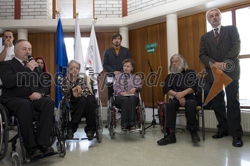 Dane Kastelic, predsednik Zveze paraplegikov Slovenije,  Ljubica Jančar , Jaka, Darinka Slanovec, pesnica, povezovalka programa, Nejč Slapar, slikar, glasbenik in mag Franc Hočevar, predsednik ZPM (Zveze prijateljev mladine) Slovenije