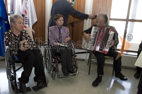 Ljubica Jančar, Darinka Slanovec, pesnica, povezovalka programa in Nejč Slapar, slikar, glasbenik