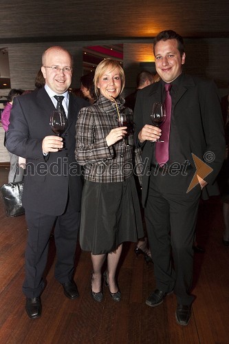 Rolando Krajnik, član nadzornega sveta DZS, Tina Hočevar, NLB in Robert Vukmanič, NLB

