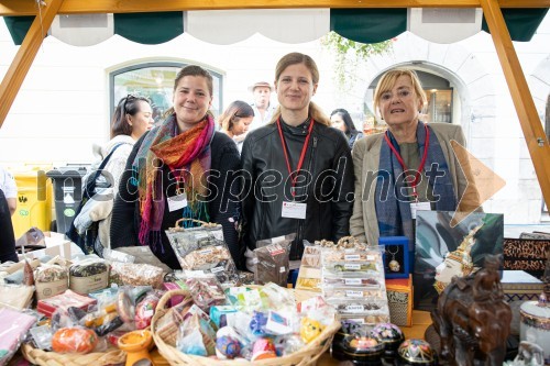 Dobrodelni bazar Mednarodnega združenja žensk - Sila