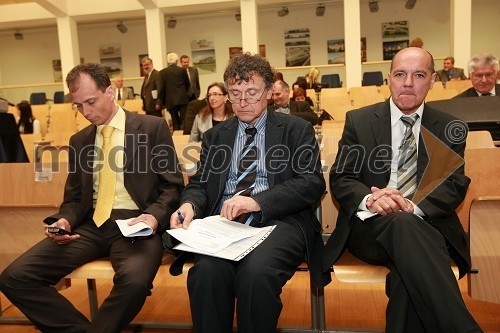 Prof. dr. Marko Marhl, prorektor za mednarodno sodelovanje Univerze v Mariboru, ... in prof. dr. Bojan Škof, prorektor za pravne in splošne zadeve