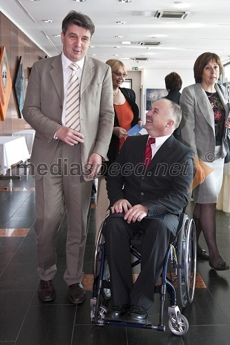 Jožef Školč, generalni sekretar kabineta predsednika Vlade RS in Dane Kastelic, predsednik Zveze paraplegikov Slovenije