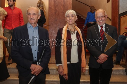 Bojan Gombač, upokojeni orkestrski glasbenik in inšpektor orkestra v družbi z Ivanom Palom in vsestransko umetnico Mojko.