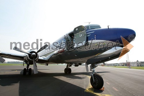 Letalo Douglas DC-6B (N996DM)