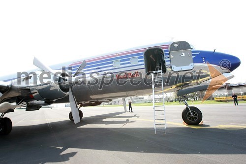 Letalo Douglas DC-6B (N996DM)