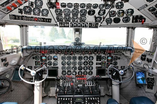 Kokpit letala Douglas DC-6B (N996DM)