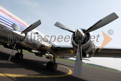 Letalo Douglas DC-6B (N996DM)