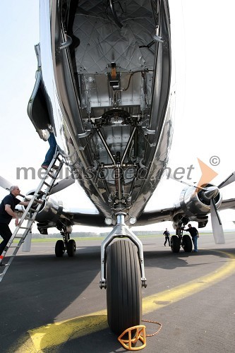 Letalo Douglas DC-6B (N996DM)