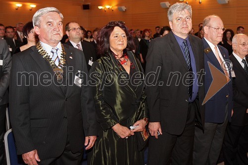 Janko Razgoršek, podjetnik in predsednik Rotary kluba Maribor ter soproga Majda, Andrej Verlič, podžupan Mestne občine Maribor in Robert Nemling, guverner Rotary distrikta 1910