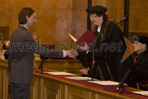 Dr. Gaj Stavber, doktor znanosti s področja kemije in prorektorica prof. dr. Julijana Kristl