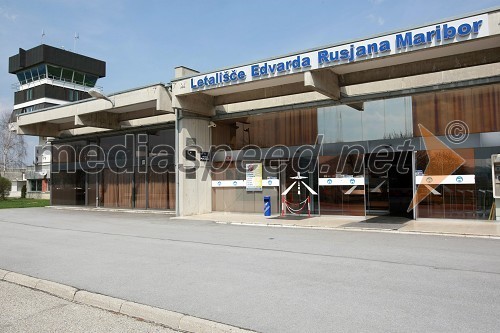 Vhod v potniški terminal letališča Edvarda Rusjana Maribor