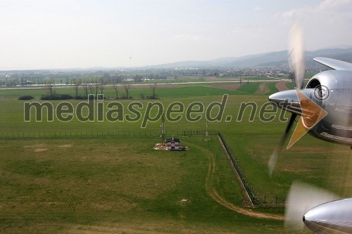 Vremenska postaja, letališče Edvarda Rusjana Maribor (fotografirano iz letala Douglas DC-6B)